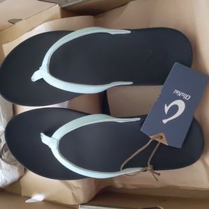 Olukai women's flip flop. Size 8. Brand new.